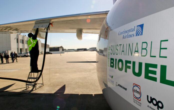 Peoria Ag Lab的科学家使用大豆油开发更好的喷气生物燃料